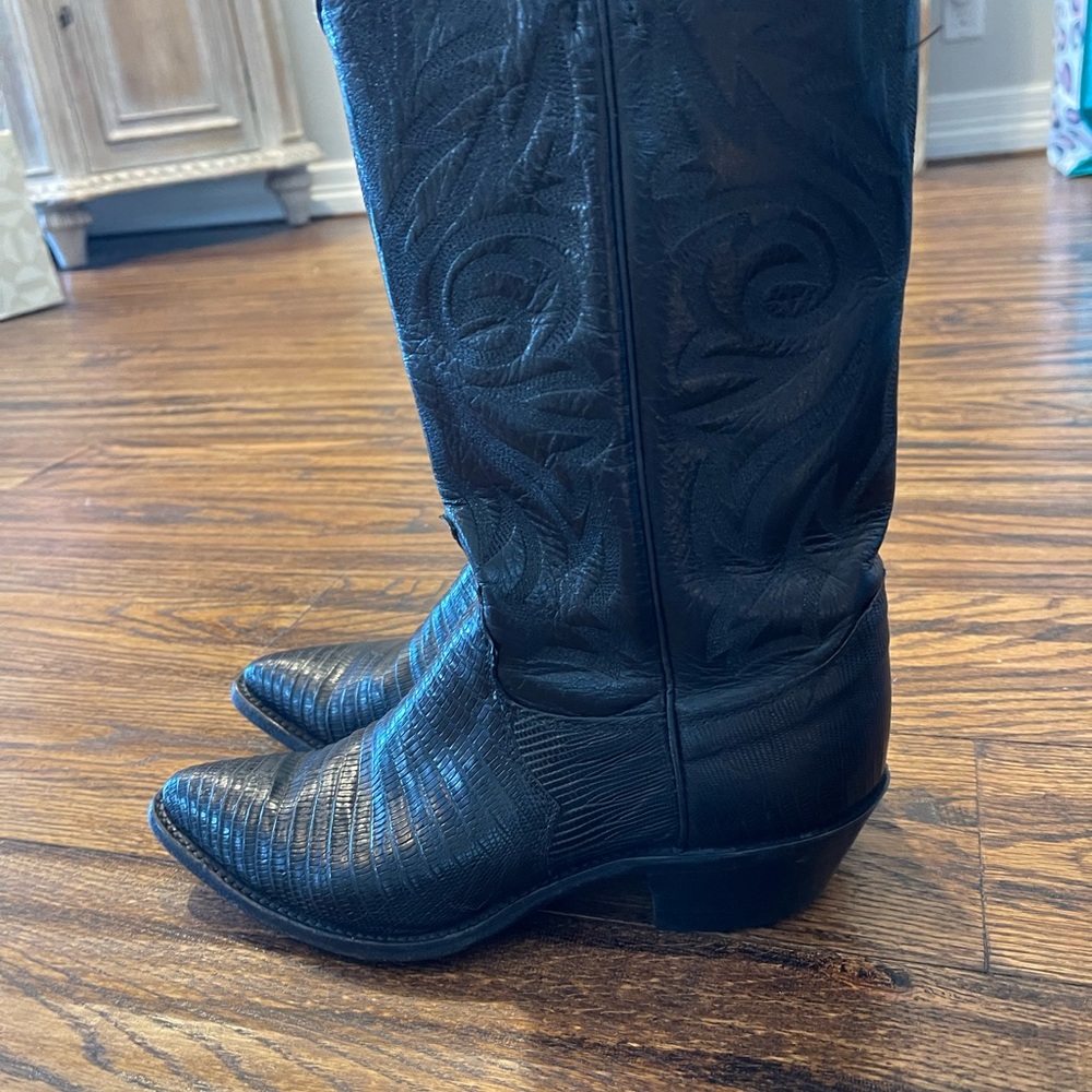 Justin women’s cowboy boots black color, size 7, very nice used condition.